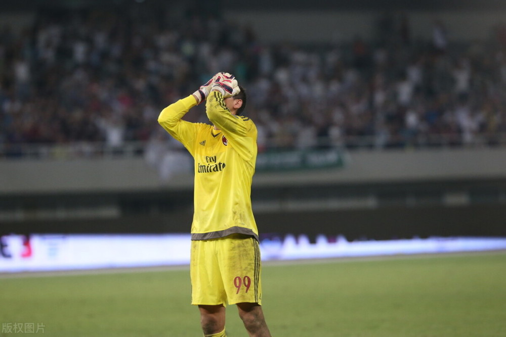 包含赛地聚焦——社区盾今晨热度飙升，AC米兰再遭质疑，球迷炸锅，赛季目标并未改变的词条-爱游戏